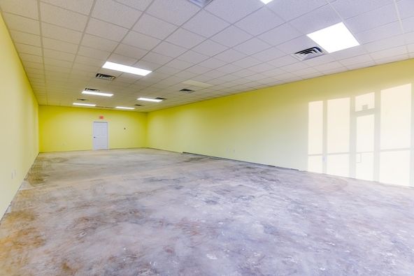 Cox Creek Plaza: 750 Cox Creek Pkwy, Florence, AL 35630